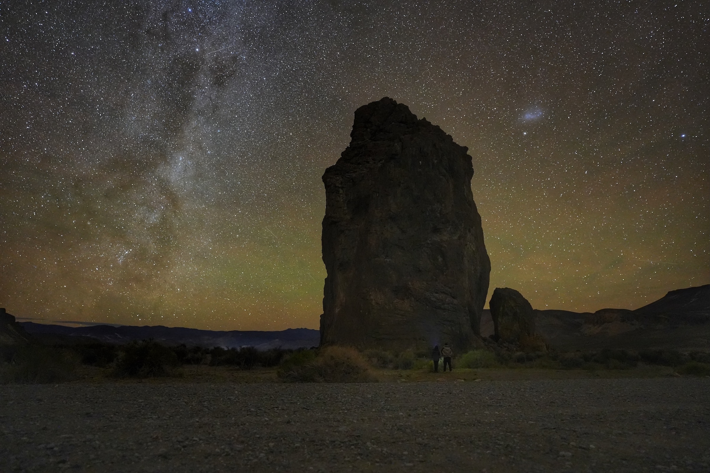 La Vía Láctea sobre el monolito de Piedra Parada en una noche de cielo oscuro