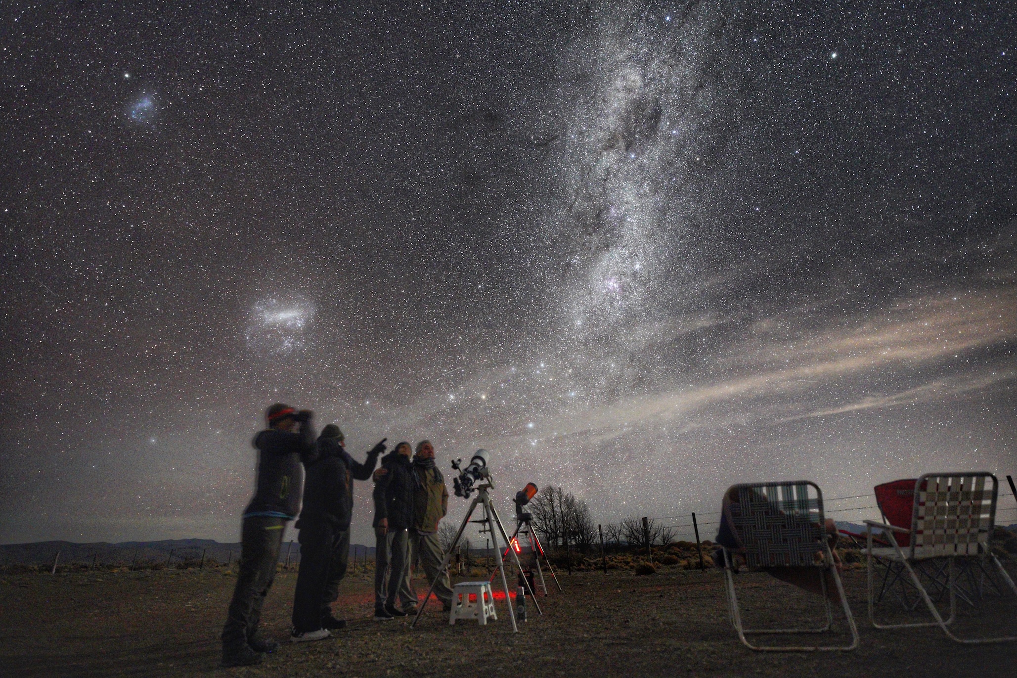 Grupo observando la Vía Láctea con telescopios sobre la Ruta 12, Chubut