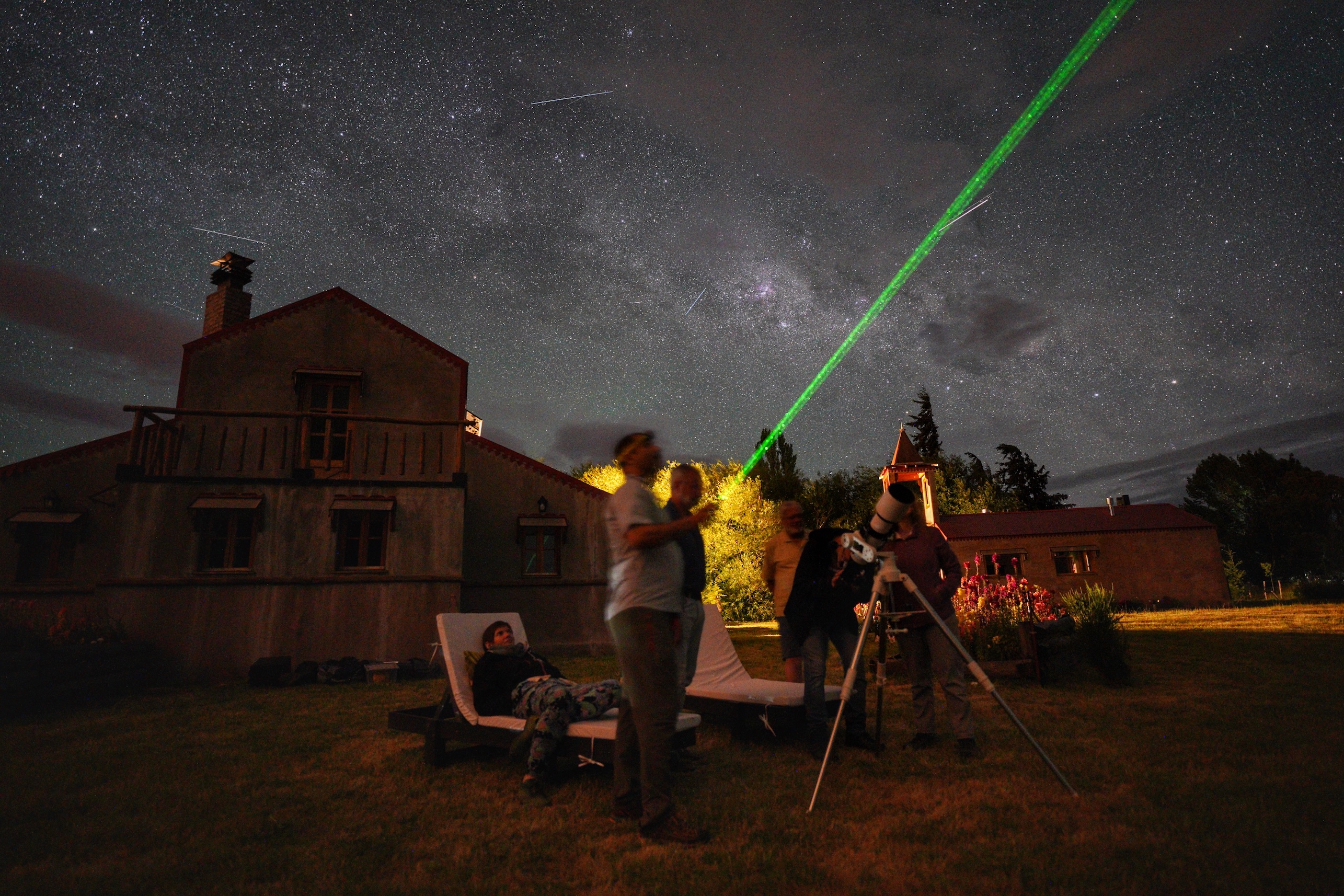 Cielo estrellado sobre La Floral Lodge en una noche de astroturismo en el valle