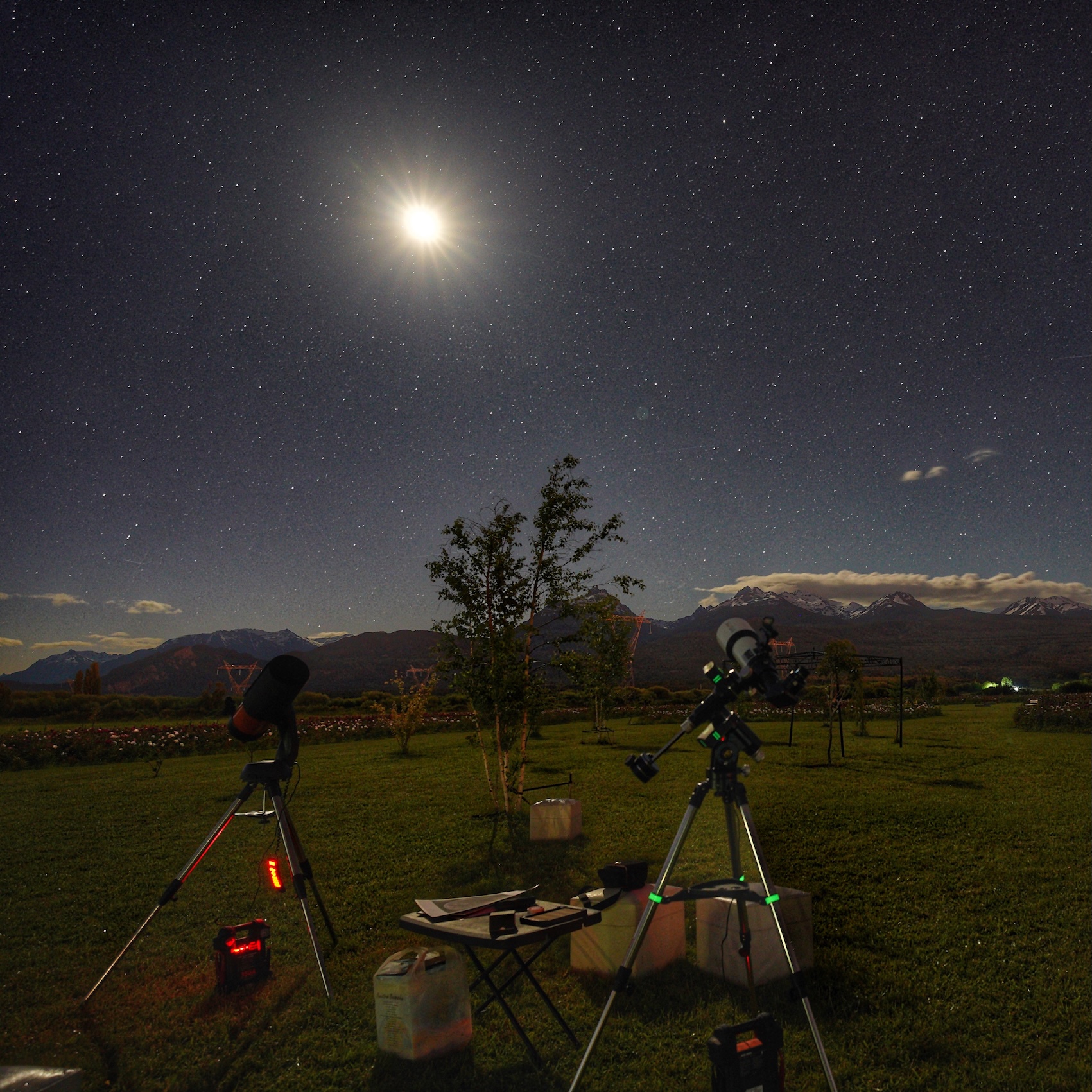 Observación con telescopios bajo la Vía Láctea en Taiyó Jardín Cordillerano