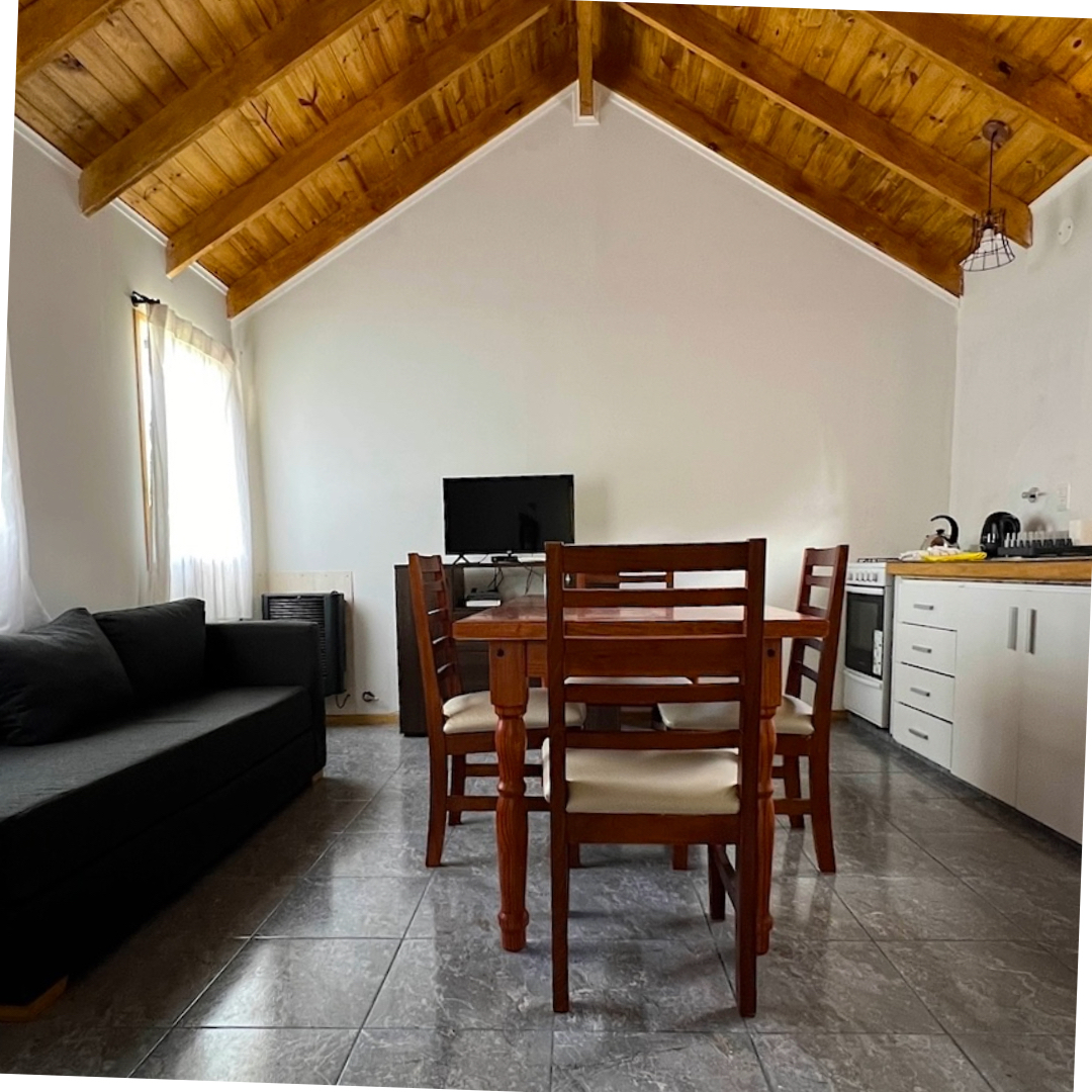 Living-comedor con techos altos de madera de la Cabaña Buena Vista en Trevelin