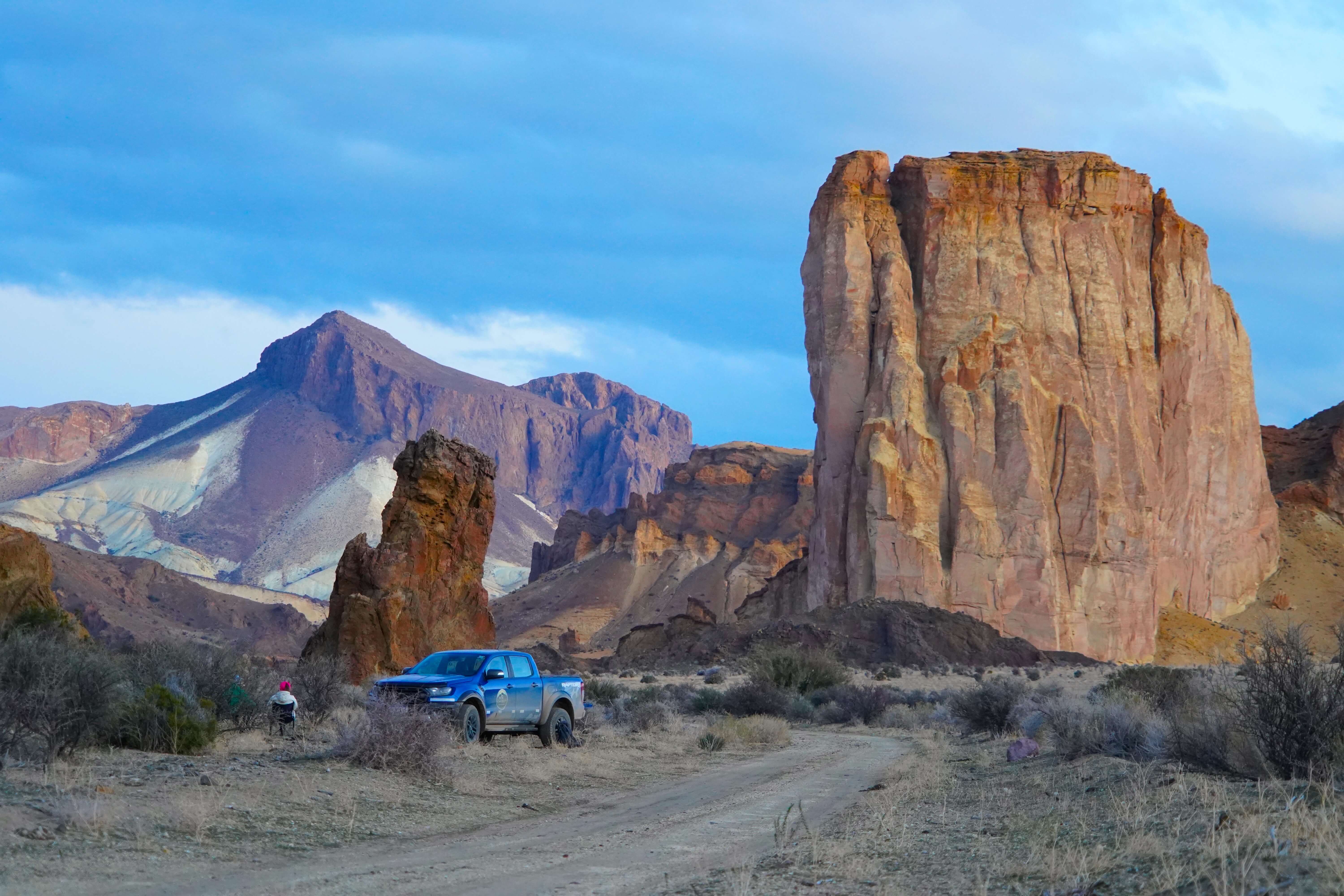 Camioneta 4x4 de Chubut Explorers frente al monolito de Piedra Parada, en la estepa cerca de Esquel y Trevelin