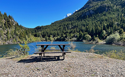 Mesa de picnic junto a un lago de montaña en la Patagonia