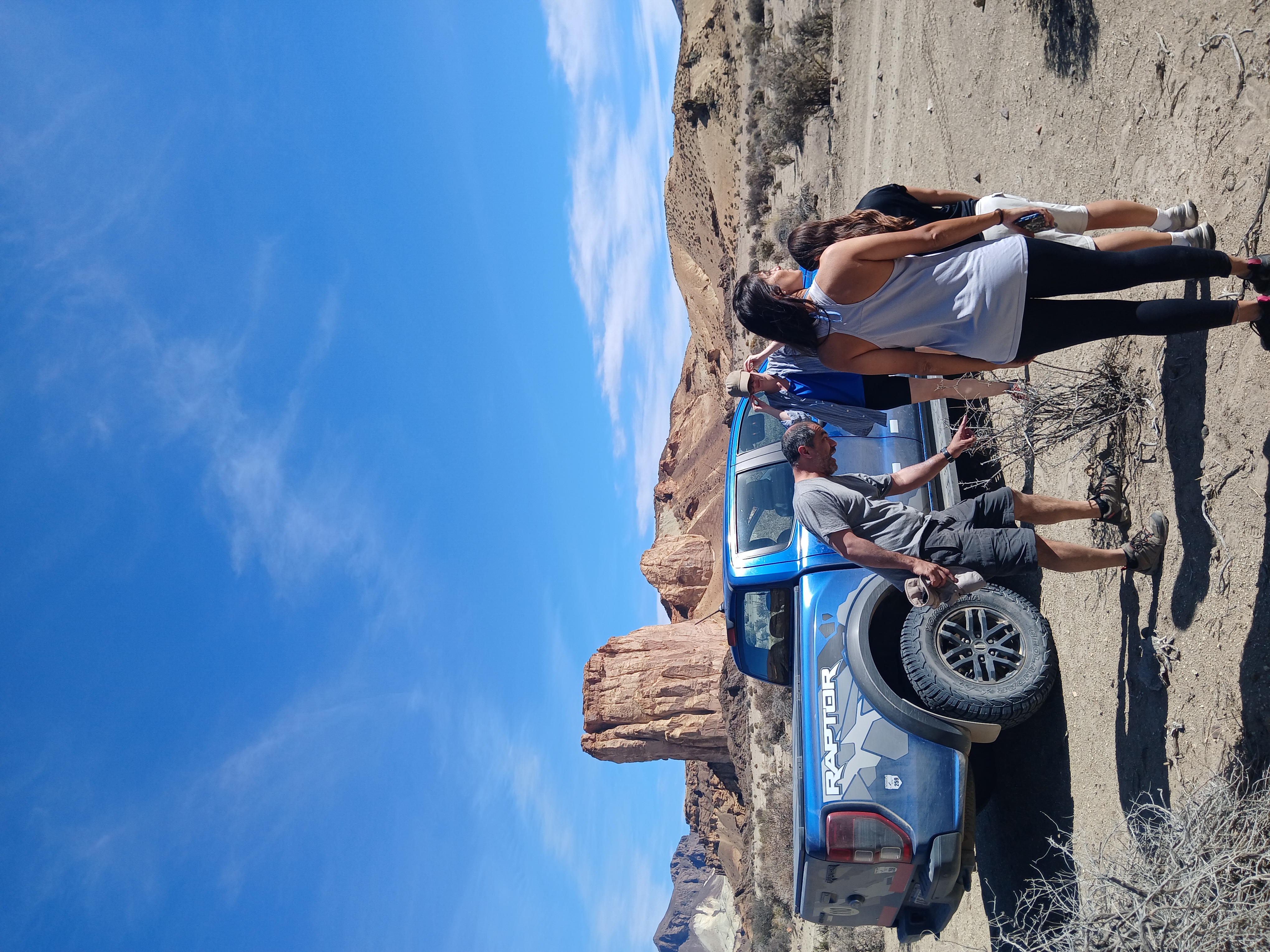Equipo de Chubut Explorers junto a la camioneta 4x4 frente a Piedra Parada, en la estepa de Chubut