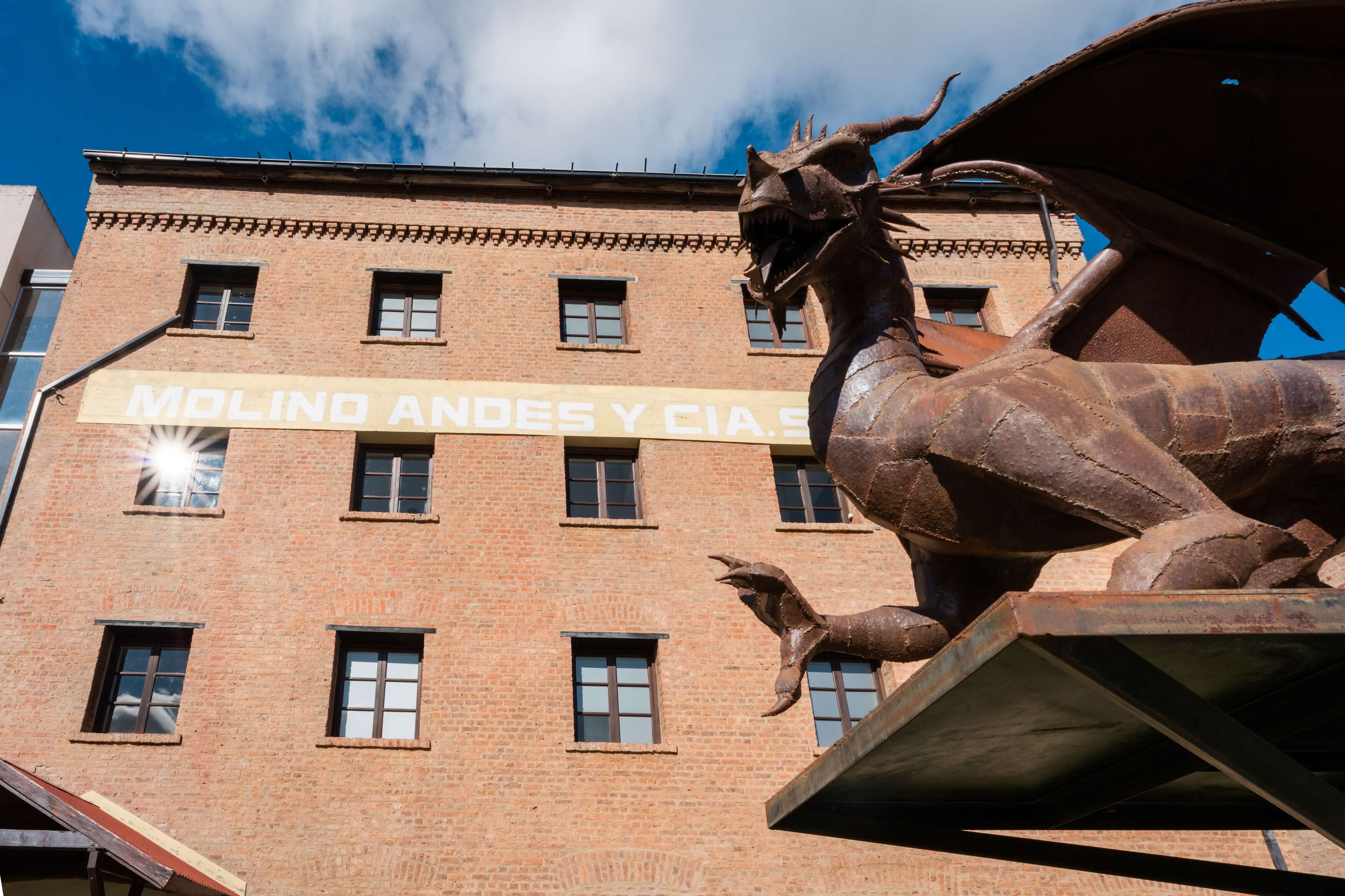 Museo Molino Andes y Cía con la escultura de hierro del dragón galés en Trevelin