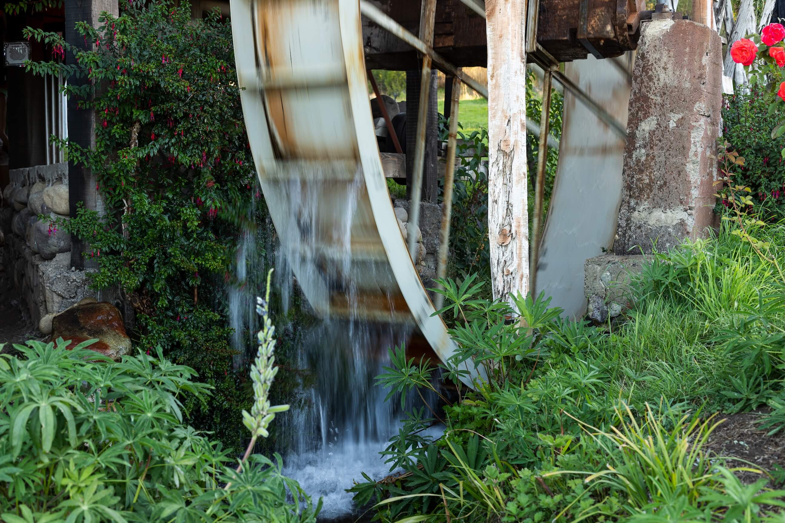Rueda de agua en funcionamiento del molino histórico galés en Trevelin