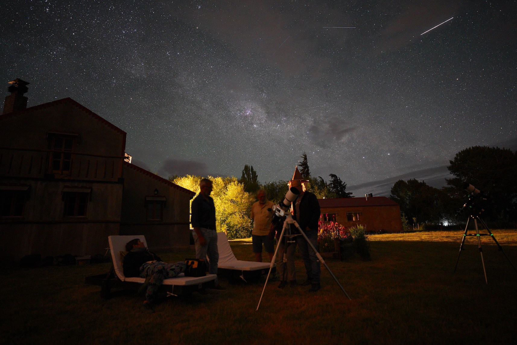 Telescopios montados en una estancia patagónica durante una observación astronómica