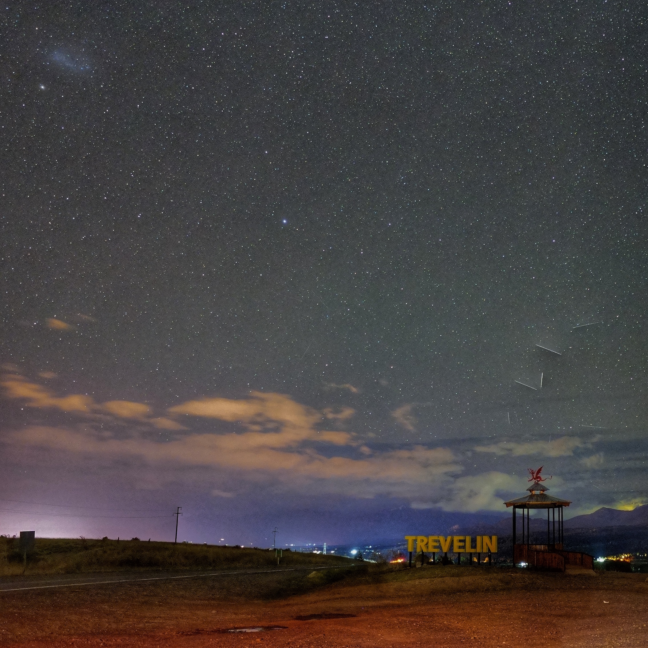 Mirador del dragón galés de Trevelin bajo un cielo estrellado
